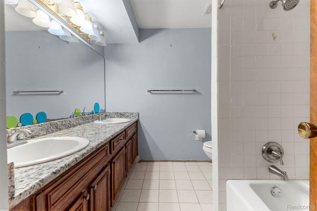 21257 Woodfarm Drive, Farmington Hills, MI 48167