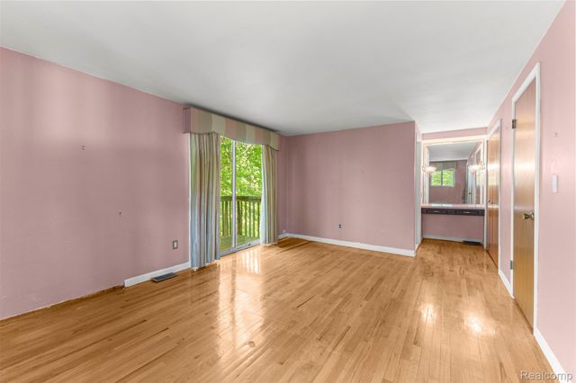 21257 Woodfarm Drive, Farmington Hills, MI 48167