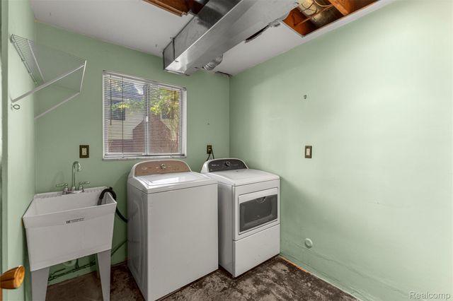 21257 Woodfarm Drive, Farmington Hills, MI 48167