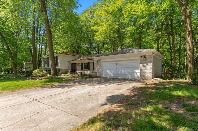 21257 Woodfarm Drive, Farmington Hills, MI 48167