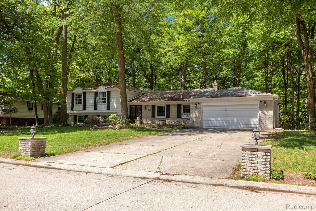 21257 Woodfarm Drive, Farmington Hills, MI 48167