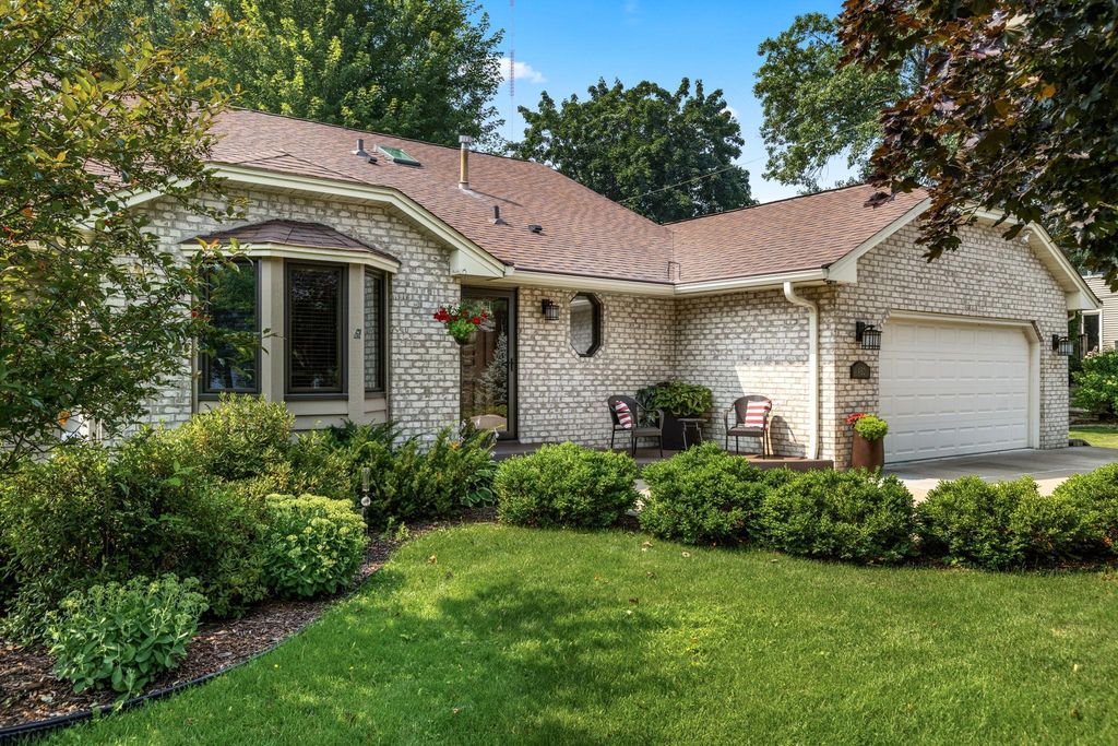 480 Suzanne Avenue, Shoreview, MN 55126