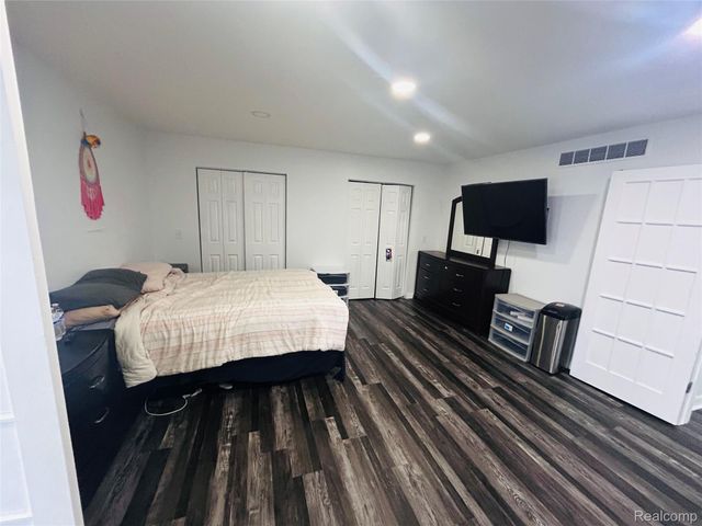8186 Lenore Street, Dearborn Heights, MI 48127