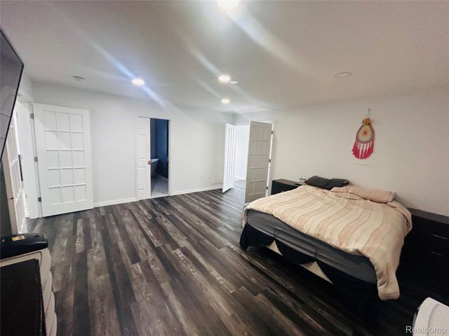 8186 Lenore Street, Dearborn Heights, MI 48127