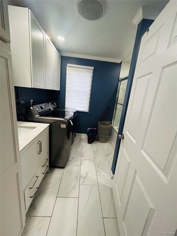 8186 Lenore Street, Dearborn Heights, MI 48127