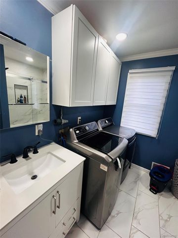 8186 Lenore Street, Dearborn Heights, MI 48127