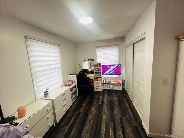 8186 Lenore Street, Dearborn Heights, MI 48127