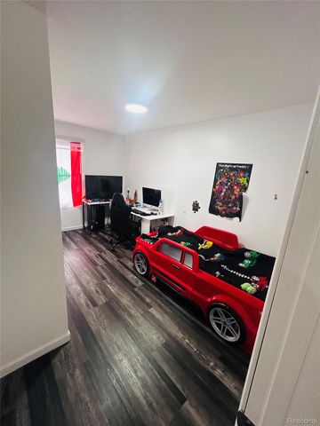 8186 Lenore Street, Dearborn Heights, MI 48127