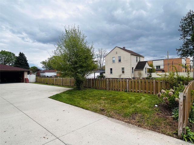 8186 Lenore Street, Dearborn Heights, MI 48127