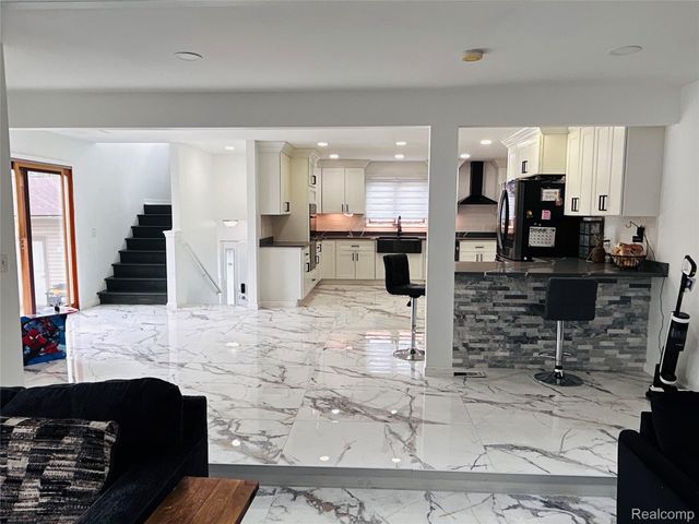 8186 Lenore Street, Dearborn Heights, MI 48127