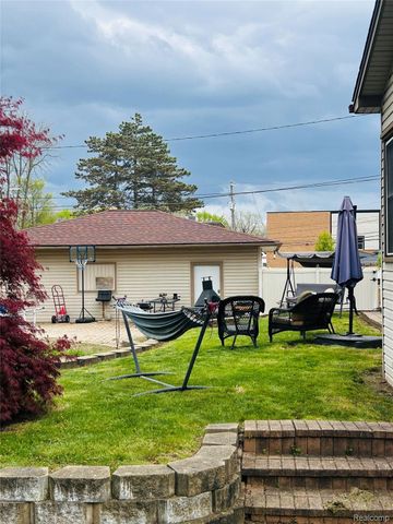 8186 Lenore Street, Dearborn Heights, MI 48127