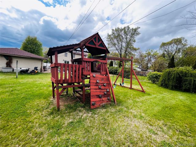 8186 Lenore Street, Dearborn Heights, MI 48127