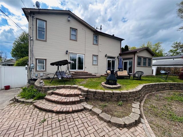 8186 Lenore Street, Dearborn Heights, MI 48127