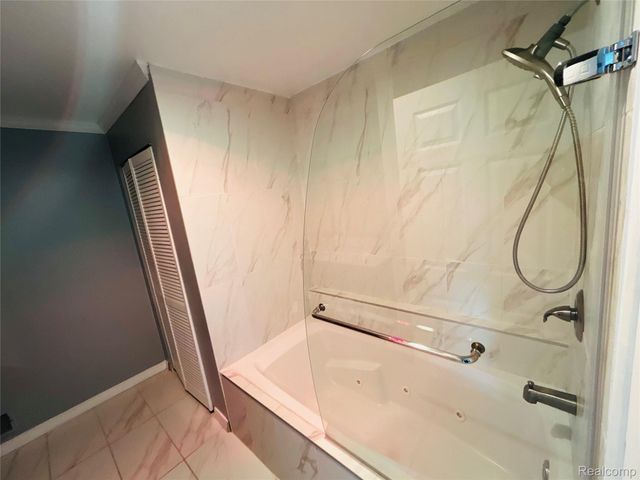8186 Lenore Street, Dearborn Heights, MI 48127