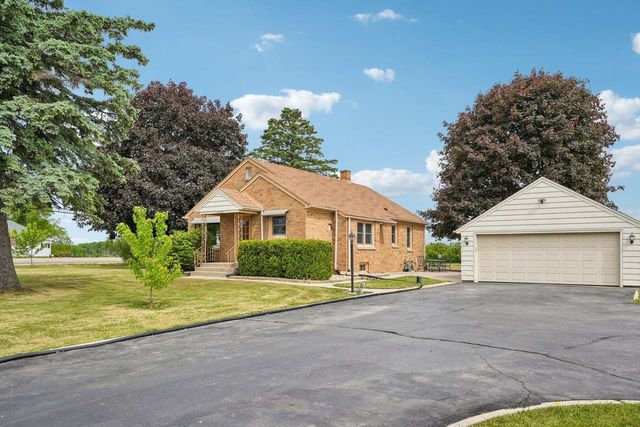 5930 W County Line ROAD, Mequon, WI 53092