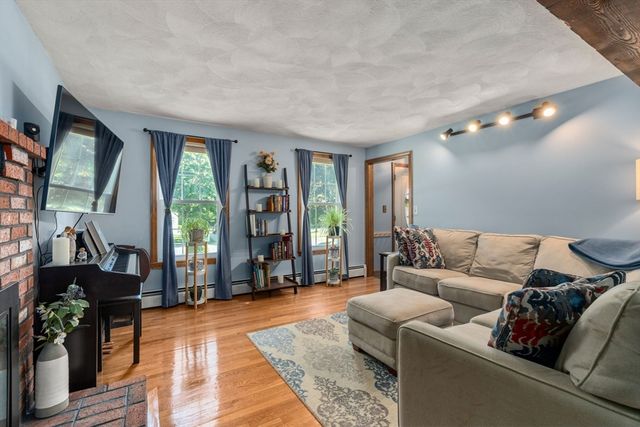 61 Regina S Dr, Tewksbury, MA 01876