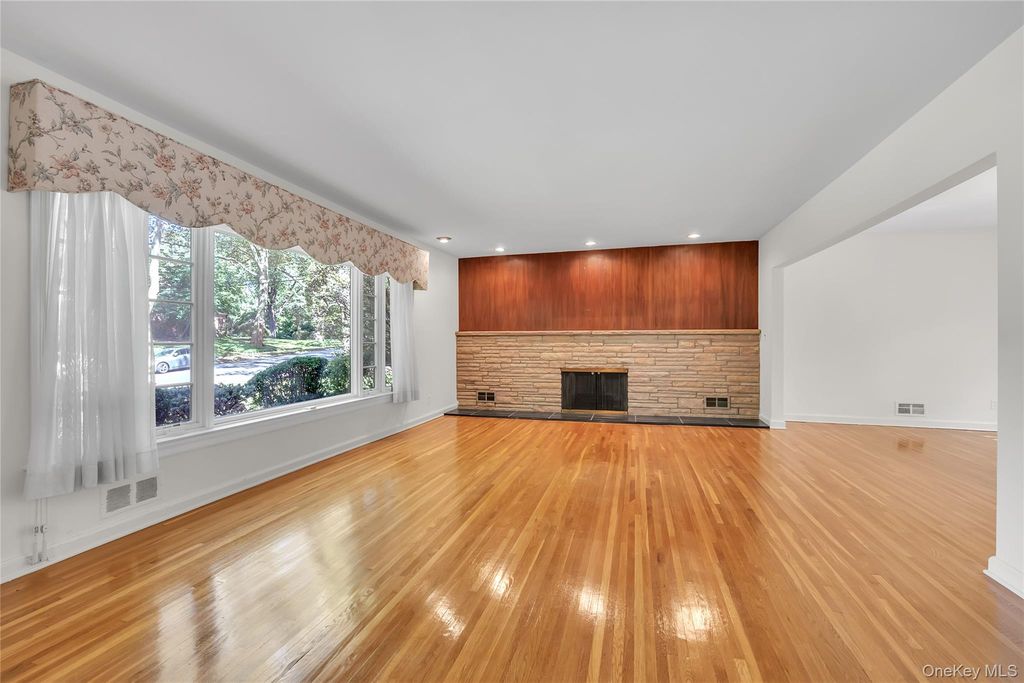 238 Clent Road, Great Neck, NY 11021 — photo 4