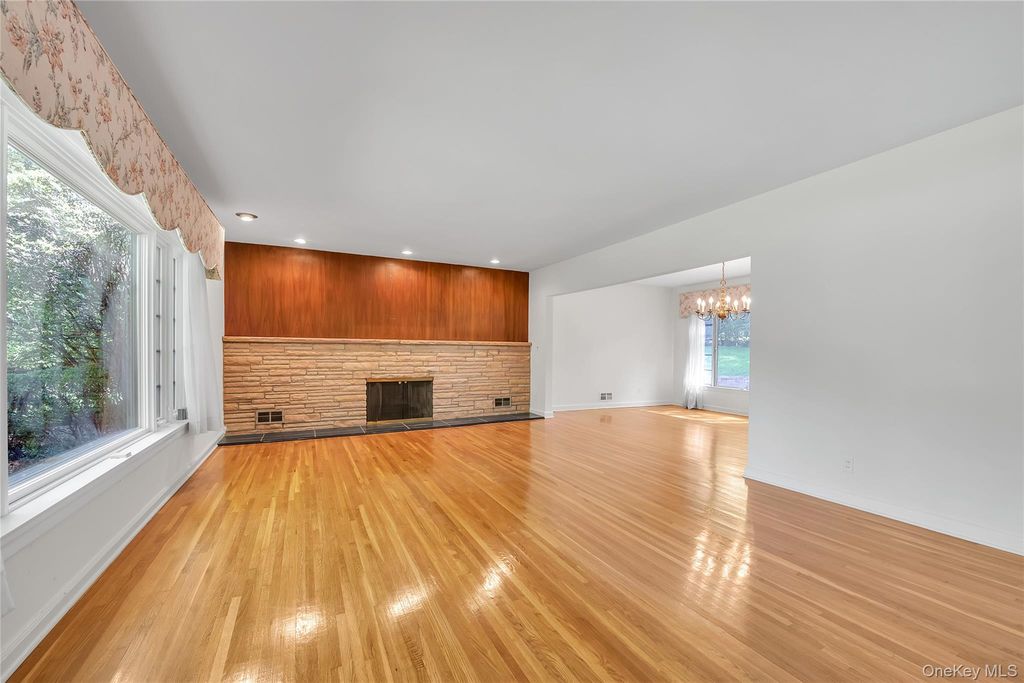 238 Clent Road, Great Neck, NY 11021 — photo 5