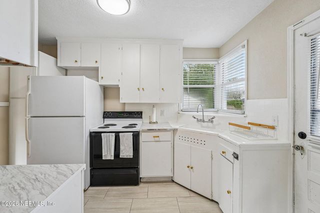 1632 CHARON Road, Jacksonville, FL 32205