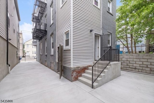422 18th Avenue, Newark City, NJ 07108