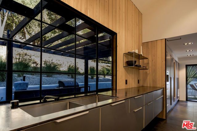 3860 Kingswood Road, Sherman Oaks, CA 91403