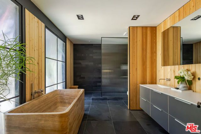 3860 Kingswood Road, Sherman Oaks, CA 91403