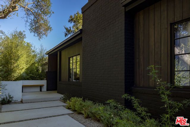 3860 Kingswood Road, Sherman Oaks, CA 91403