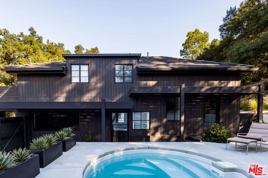 3860 Kingswood Road, Sherman Oaks, CA 91403