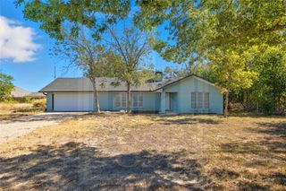 609 Carlos G Parker BLVD NW, Taylor, TX 76574