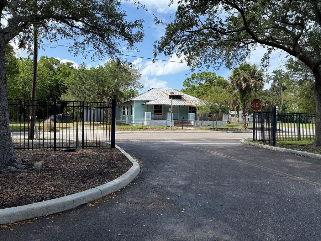 Image 4 of property listing at 585 WASHINGTON STREET, New Smyrna Beach, FL 32168