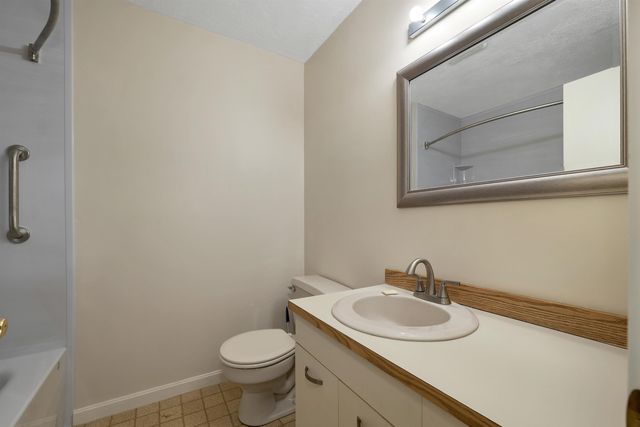 543 Fox Hollow Way, Manchester, NH 03104