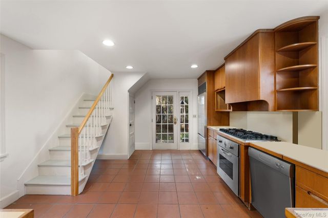 2 Oakwood Place, Scarsdale, NY 10583