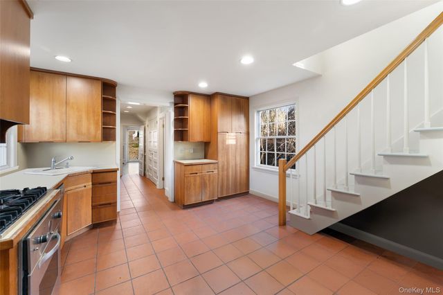 2 Oakwood Place, Scarsdale, NY 10583