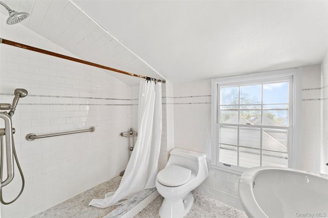 2 Oakwood Place, Scarsdale, NY 10583