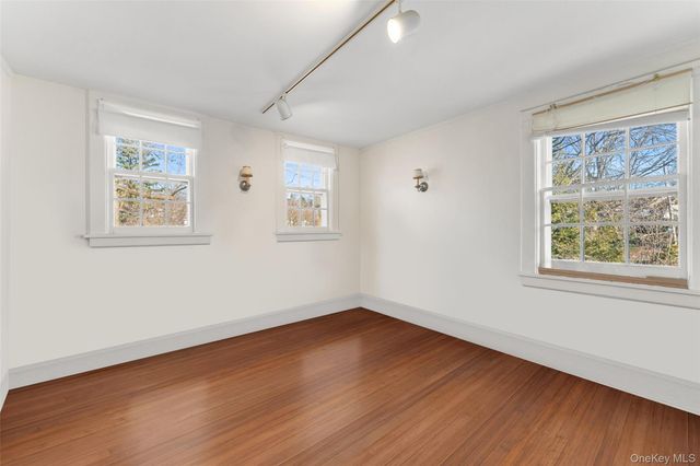 2 Oakwood Place, Scarsdale, NY 10583