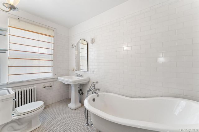 2 Oakwood Place, Scarsdale, NY 10583