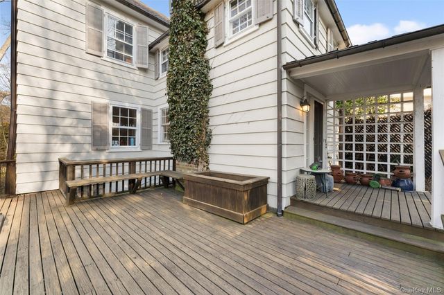 2 Oakwood Place, Scarsdale, NY 10583