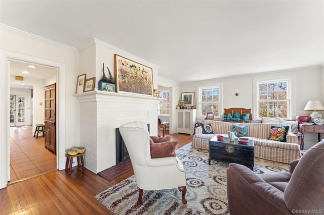 2 Oakwood Place, Scarsdale, NY 10583