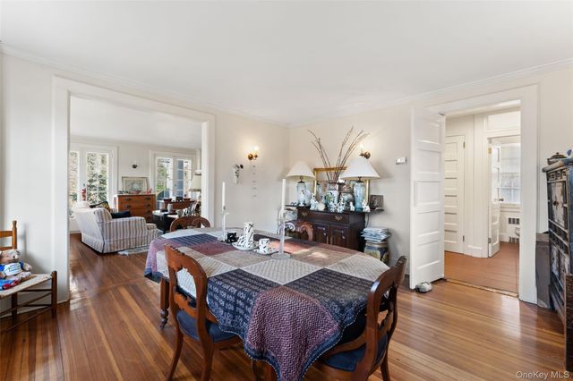 2 Oakwood Place, Scarsdale, NY 10583