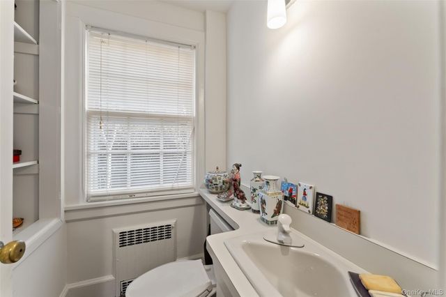 2 Oakwood Place, Scarsdale, NY 10583