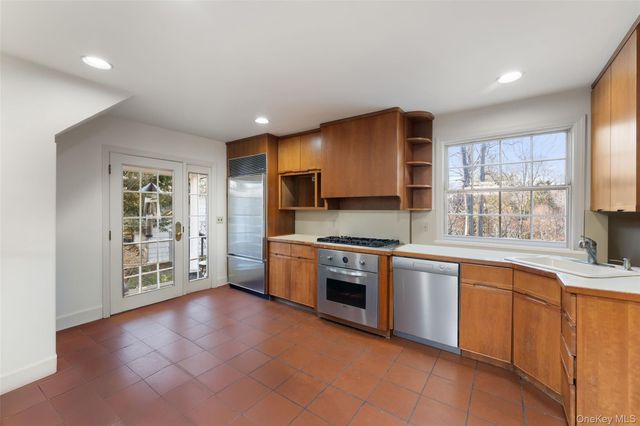 2 Oakwood Place, Scarsdale, NY 10583