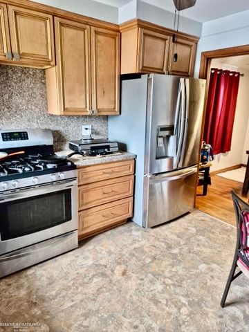 24524 Raven Avenue, Eastpointe, MI 48021