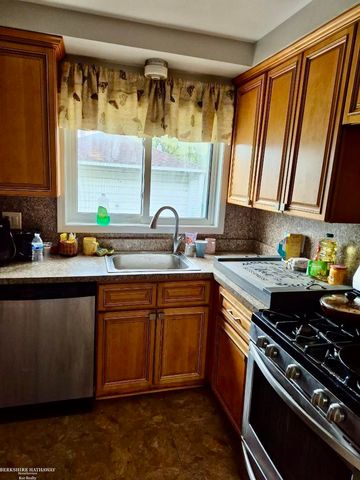24524 Raven Avenue, Eastpointe, MI 48021
