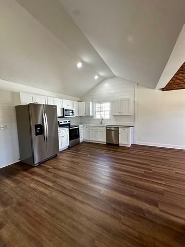 1304 Riverbend Rd, Dalton, GA 30721