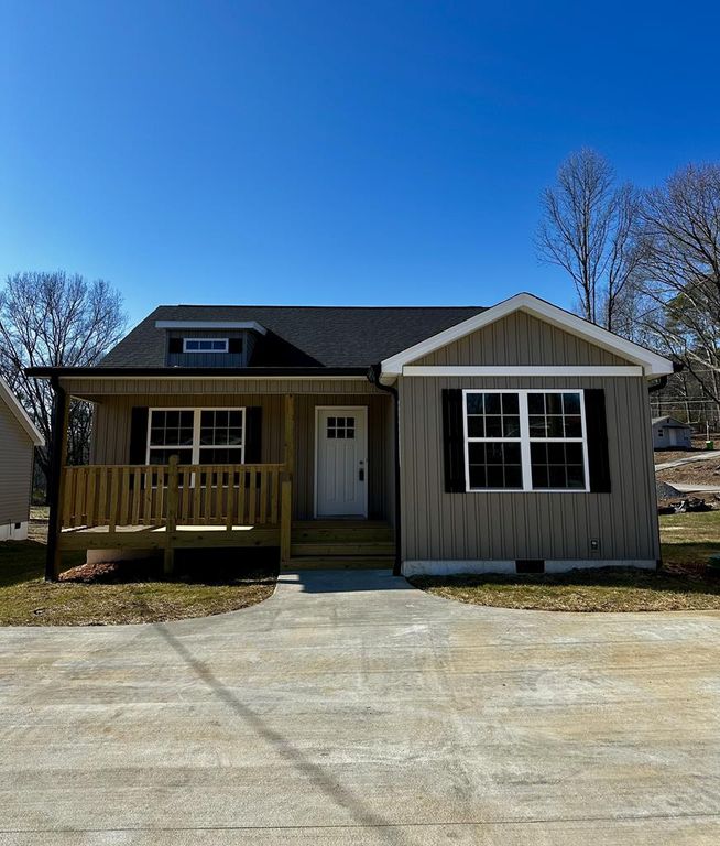 1304 Riverbend Rd, Dalton, GA 30721