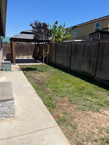 561 Fir Avenue, Sanger, CA 93657