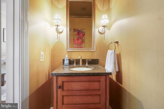 10 MEYER POINT CT, Potomac, MD 20854