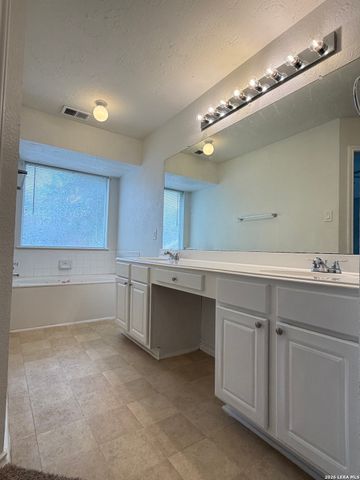 13119 FORUM RD, Universal City, TX 78148