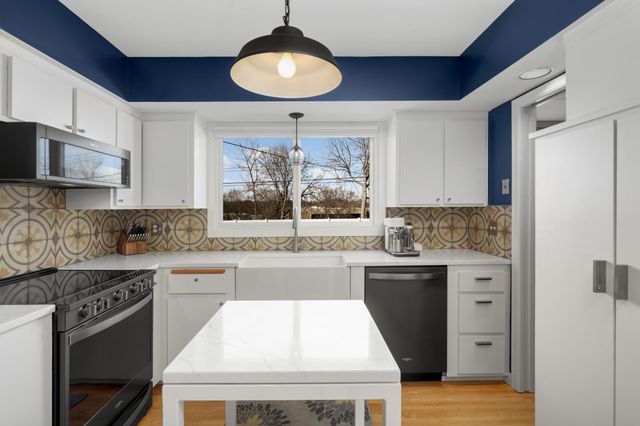 7924 35th Avenue N, Crystal, MN 55427