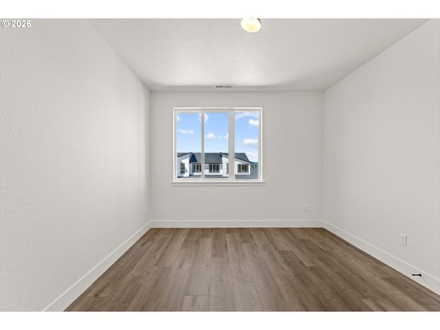 16071 Serres Farms Way, Oregon City, OR 97045